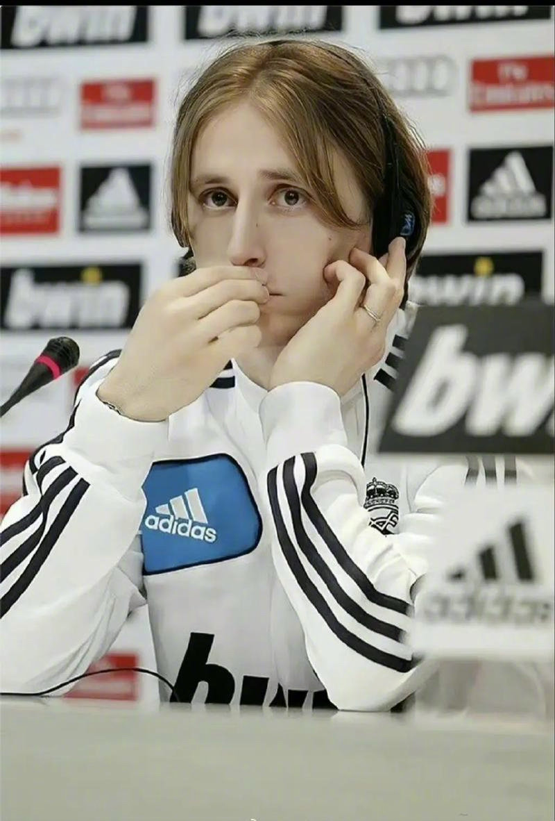 莱比锡6-0大胜法兰克福，迪奥曼德戴帽，鲍姆加特纳一射两传