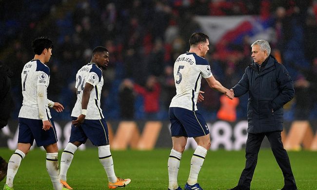 足坛一夜动态：AC米兰大逆转登顶意甲第1，B费创纪录曼联复仇狼队